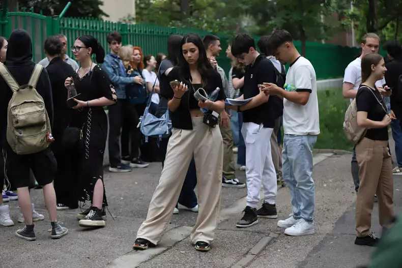 Cum au venit îmbrăcați elevii la Bacalaureat 2025 (15)