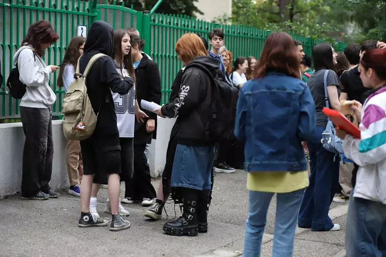 Cum au venit îmbrăcați elevii la Bacalaureat 2025 (16)