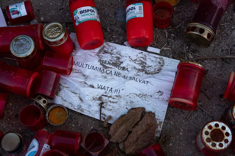 lumanari aprinse pentru Alexandra, in fata casei lui Dinca - 2019