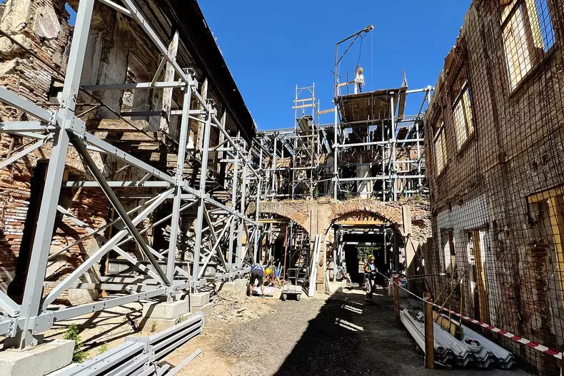 Hanul Solacolu a fost construit de frații Solacolu în 1859 și a fost prima fabrică de paste făinoase din București. Așa arată după punerea în siguranță