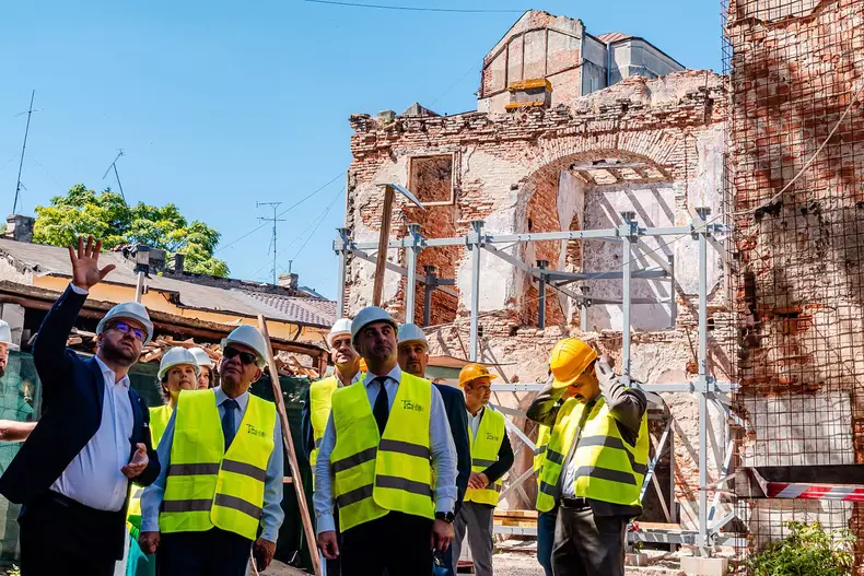 Hanul Solacolu a fost construit de frații Solacolu în 1859 și a fost prima fabrică de paste făinoase din București. Așa arată după punerea în siguranță