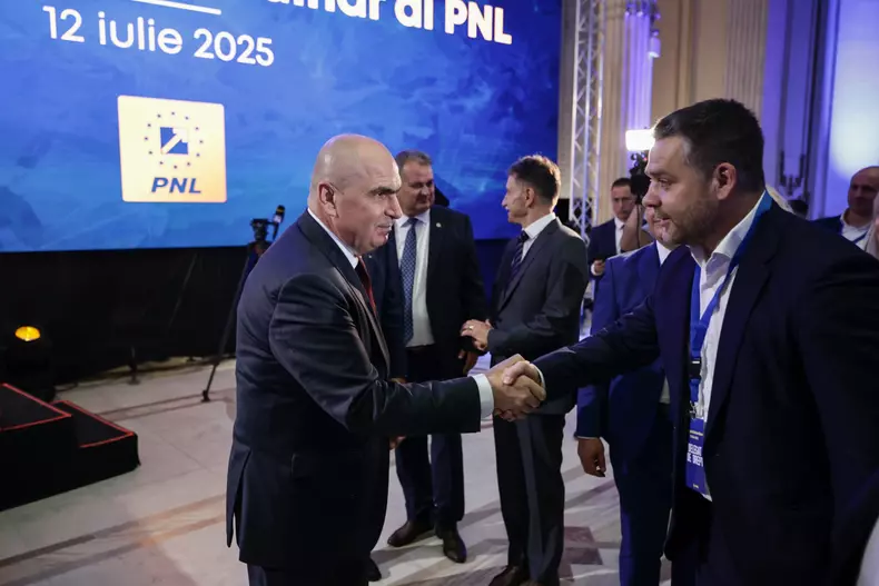 Ilie Bolojan (președinte PNL) dă mâna cu Ciprian Ciucu (prim-vicepreședinte). Foto: Vlad Chirea / Libertatea