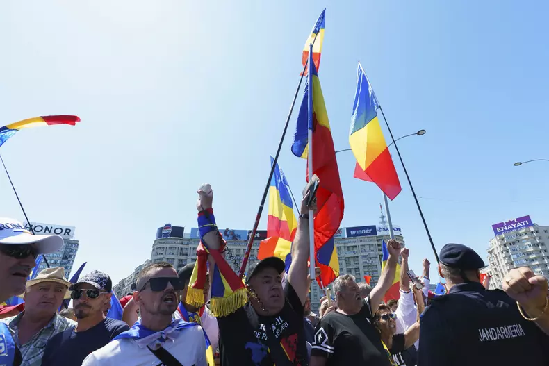 jandarmi-protest-sustinatori calin georgescu-piata victoriei 20 iulie 2025