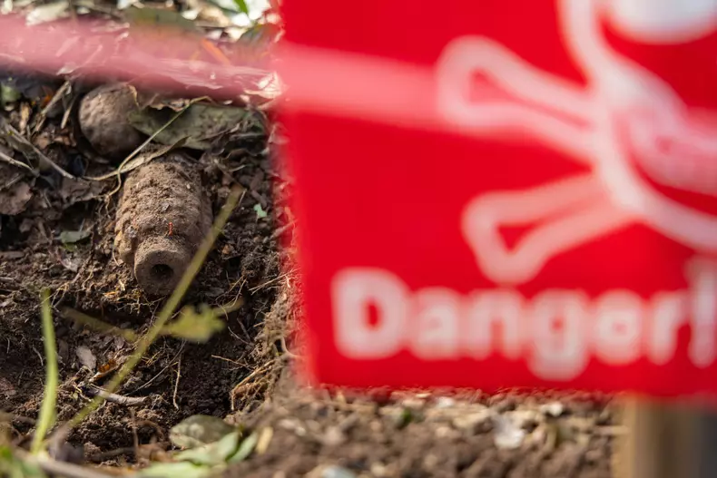 mina-camp-cambodgia-panou avertisment