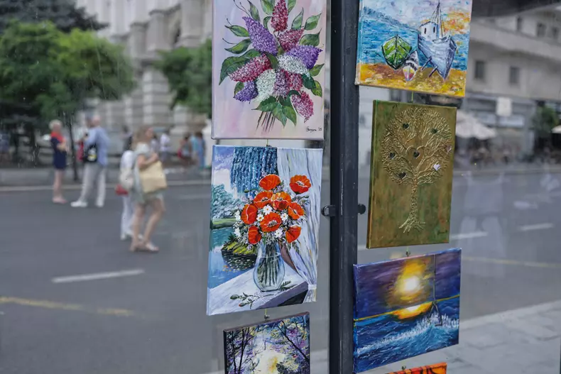 687A9869 Artistii de la Asociatia Artistilor Plastici din Bucuresti si-au aratat creativitatea pe Calea Victoriei (15)