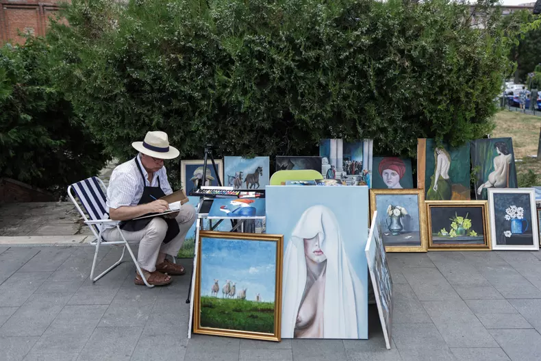 687A9869 Artistii de la Asociatia Artistilor Plastici din Bucuresti si-au aratat creativitatea pe Calea Victoriei (17)