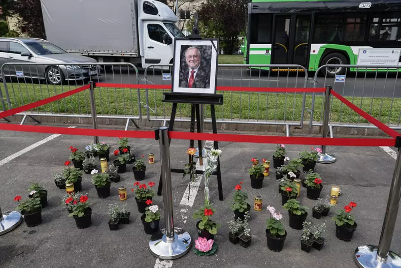 Flori pentru Ion Iliescu FOTO Vlad Chirea