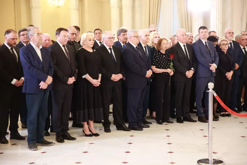 Nume grele din politică, la catafalcul lui Ion Iliescu. Foto Eli Driu