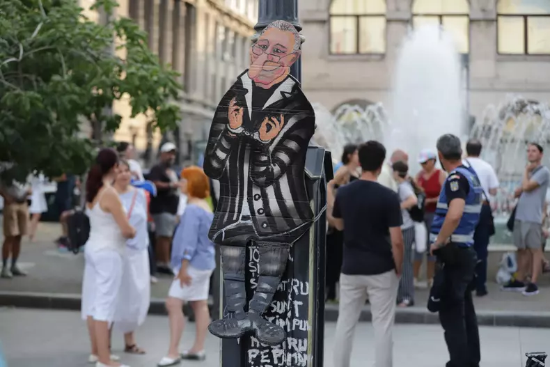 Proteest în Piața Universității față de doliul național în memoria lui Ion Iliescu. Foto Dumitru Angelescu