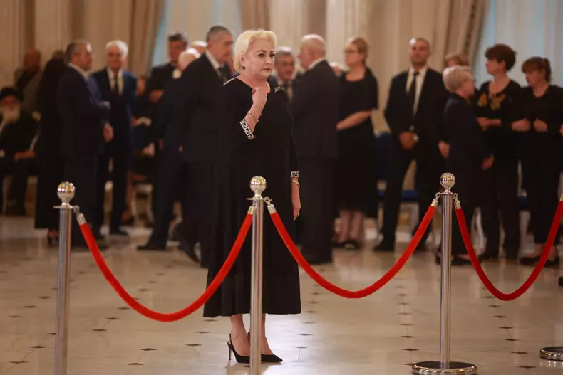 Viorica Dăncilă, la catafalcul lui Ion Iliescu. Foto Eli Driu