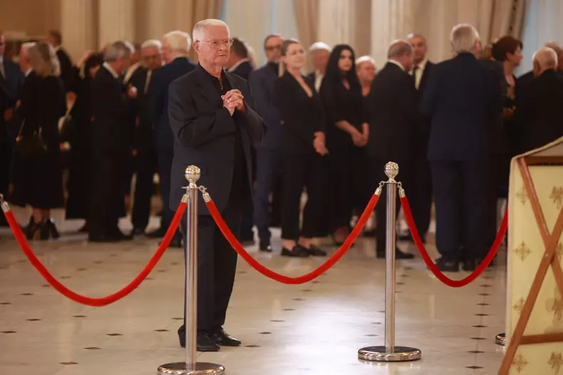Virgil Măgureanu, fost șef al SRI, la catafalcul lui Ion Iliescu. Foto Eli Driu