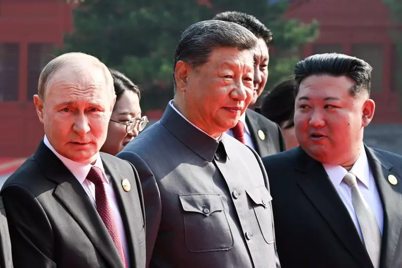 Vladimir Putin, Xi Jinping și Kim Jong-un, la Beijing. Foto: Hepta
