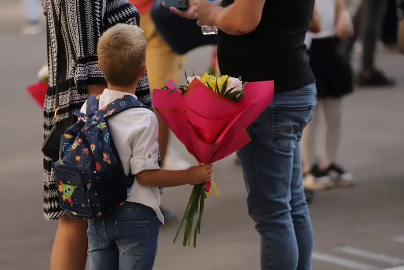 copil-buchet flori-ghiozdan-prima zi scoala-8 septembrie 2025