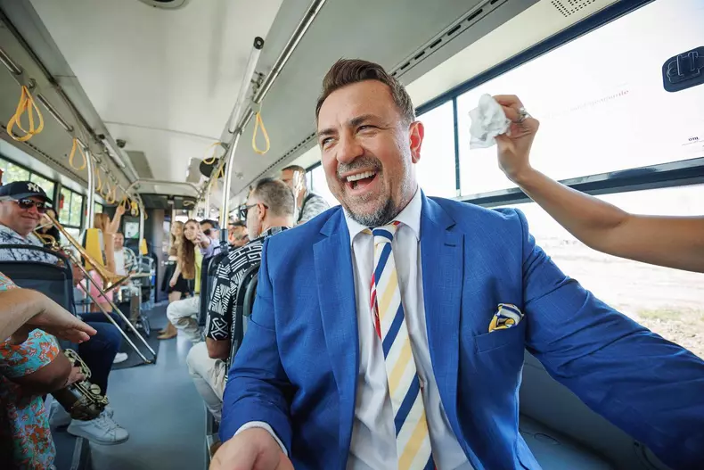 Horia Brenciu in autobuz