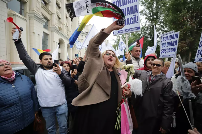 Diana Șoșoacă, baie de mulțime la Parchetul General. Foto Dumitru Angelescu