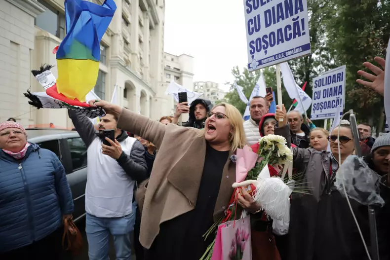Diana Șoșoacă, baie de mulțime la Parchetul General. Foto Dumitru Angelescu