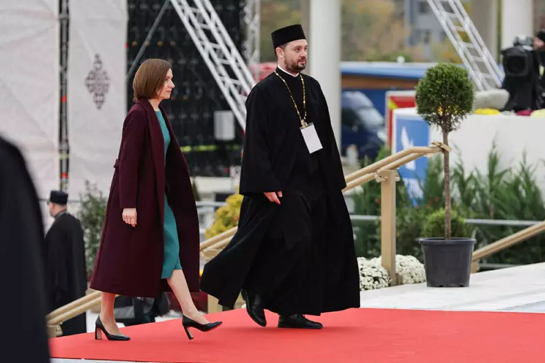 maia sandu sfintirea catedralei mantuirii neamului (1)