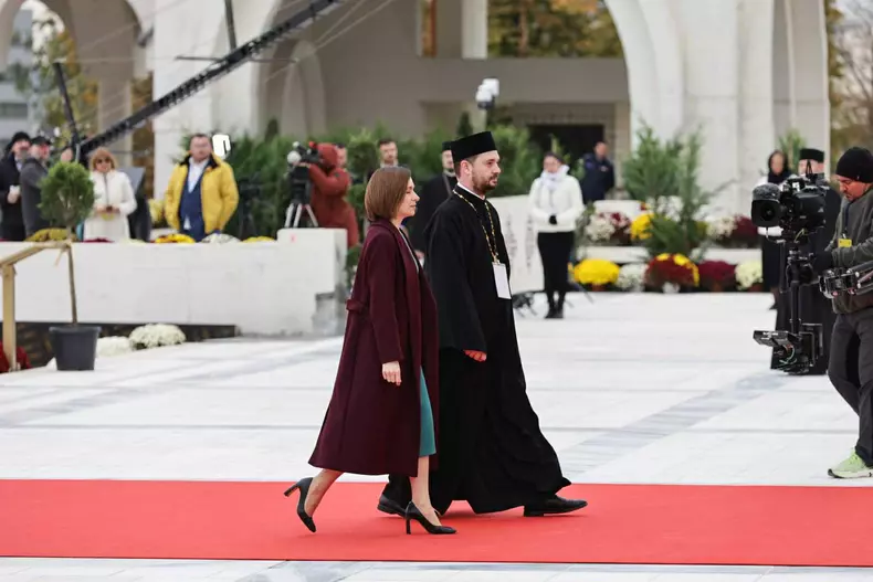 maia sandu sfintirea catedralei mantuirii neamului (3)