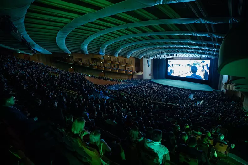 premiera film cravata galbena (11)