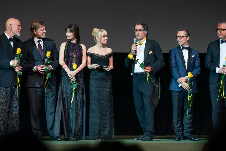premiera film cravata galbena (2)