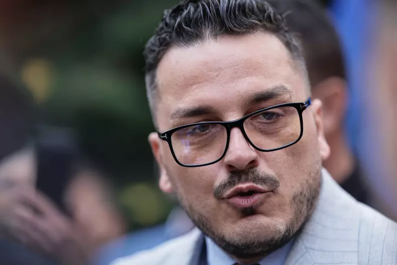 Virgil Alexandru Zidaru, alias Makaveli, și-a depus candidatura la Primăria București. Foto Vlad Chirea (3)