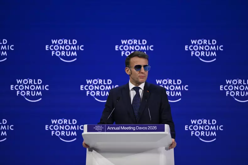 Apariția lui Emmanuel Macron la Forumul Economic Mondial de la Davos a stârnit controverse, după ce președintele Franței a purtat ochelari de soare în interior