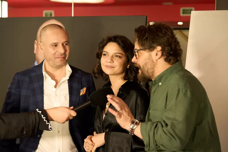 Mădălina Craiu Ionut Negoi si Radu Micu Premiera  6 INIMI, 3 GREȘELI by Teatrul Maidan FOTO Alin Mihalache (9)