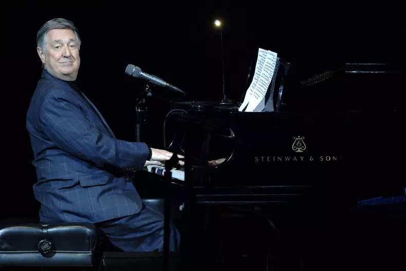 Neil Sedaka a avut primul hit în perioada Elvis Presley, Chuck Berry și Little Richard. Foto: Imago Images