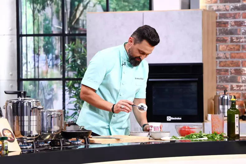 Chefii gătesc diseară ciorbă_4