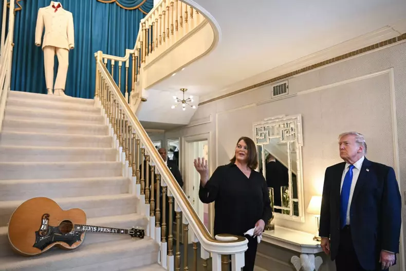 Donald Trump, pentru prima dată la Graceland, casa lui Elvis Presley din Memphis în perioada 1957-1977. Foto: Profimedia