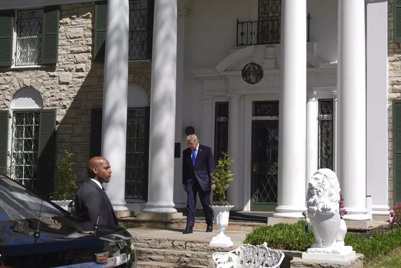 Donald Trump, pentru prima dată la Graceland, casa lui Elvis Presley din Memphis în perioada 1957-1977. Foto: Profimedia