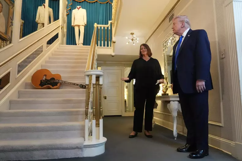 Donald Trump, pentru prima dată la Graceland, casa lui Elvis Presley din Memphis în perioada 1957-1977. Foto: Profimedia