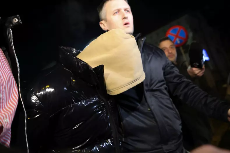 Kader Keita este escortat de polițiști după ce a fost reținut 24 de ore. Foto: Inquam Photos / George Călin