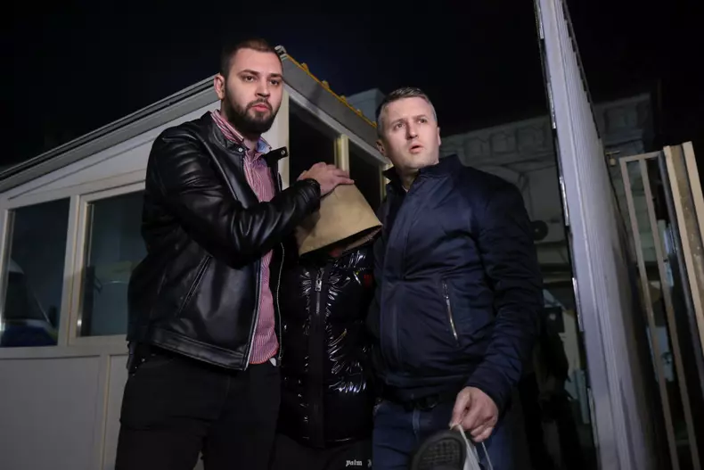 Kader Keita este escortat de polițiști după ce a fost reținut 24 de ore. Foto: Inquam Photos / George Călin