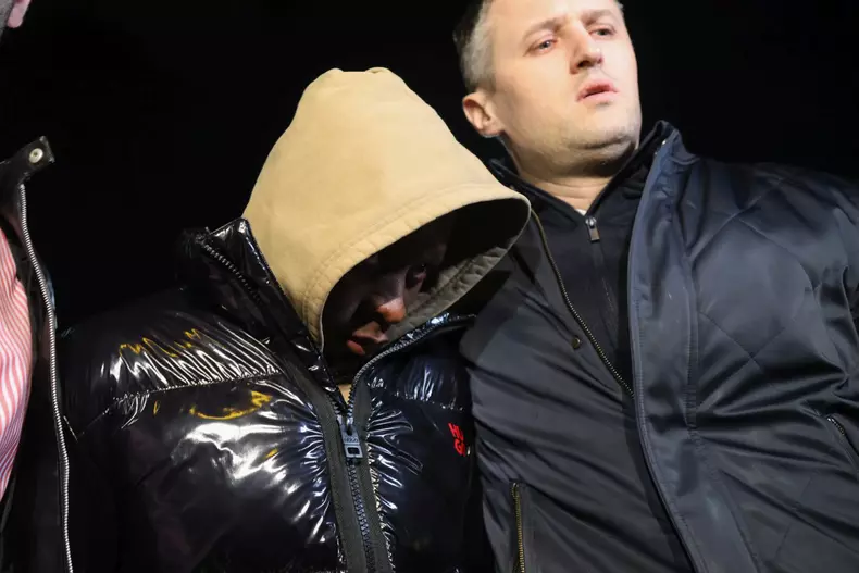 Kader Keita este escortat de polițiști după ce a fost reținut 24 de ore. Foto: Inquam Photos / George Călin