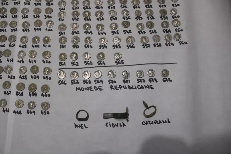 comoara-veche-2000-ani-descoperita-intamplator-botosani-600-monede-argint-bratari-dacice9