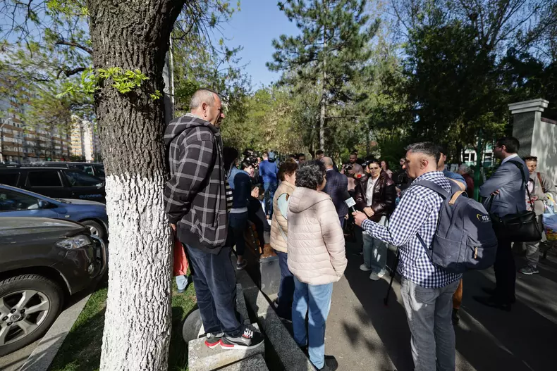 d6e083c7-621a-42a3-a2ea-79319300c3d8