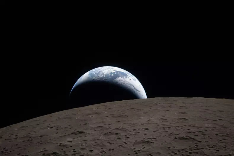 Echipajul Artemis II a surprins această imagine a unui „apus de Pământ” pe 6 aprilie 2026, în timp ce zburau în jurul Lunii.