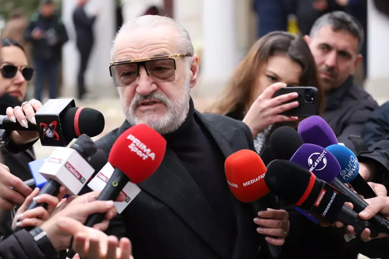 Gigi Becali la înmormântarea lui Mircea Lucescu (2)