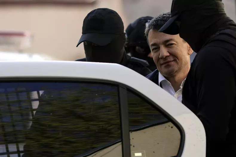 Momentul in care Alexandru Balan este condus spre masina Politiei care il va duce la Albita - granita cu Republica Moldova (10)