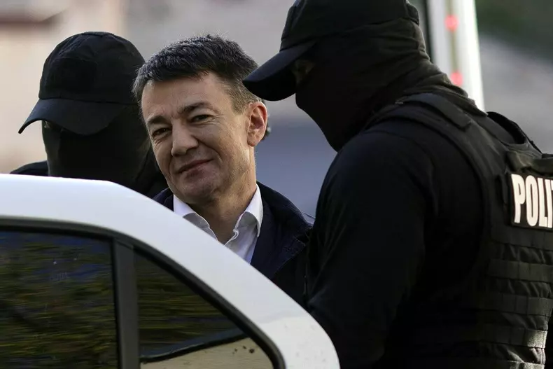 Momentul in care Alexandru Balan este condus spre masina Politiei care il va duce la Albita - granita cu Republica Moldova (11)