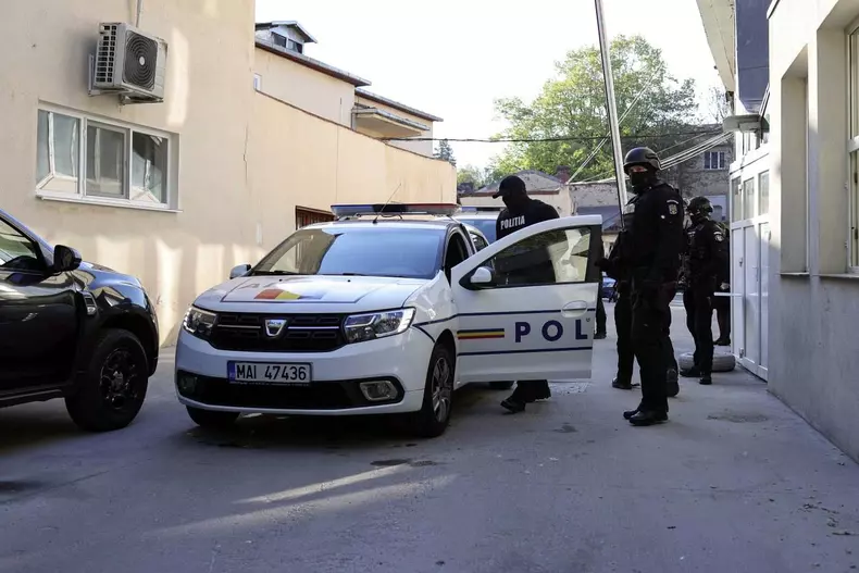 Momentul in care Alexandru Balan este condus spre masina Politiei care il va duce la Albita - granita cu Republica Moldova (12)