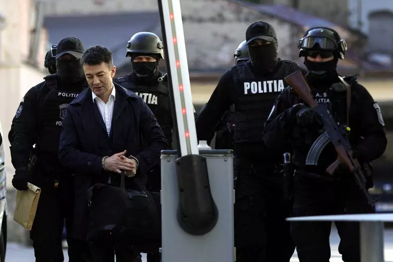 Momentul in care Alexandru Balan este condus spre masina Politiei care il va duce la Albita - granita cu Republica Moldova (5)