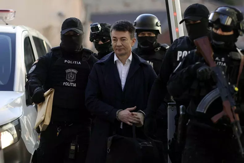 Momentul in care Alexandru Balan este condus spre masina Politiei care il va duce la Albita - granita cu Republica Moldova (6)