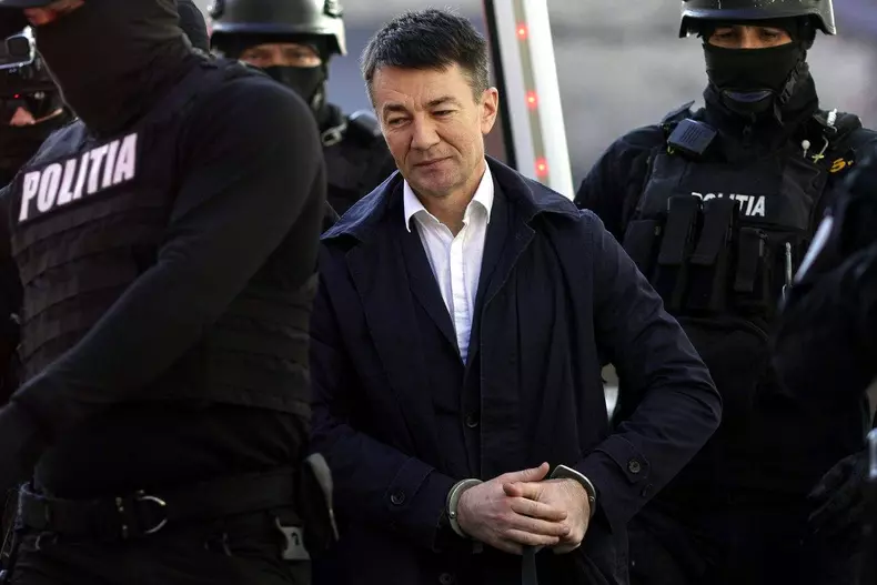 Momentul in care Alexandru Balan este condus spre masina Politiei care il va duce la Albita - granita cu Republica Moldova (7)