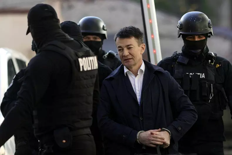 Momentul in care Alexandru Balan este condus spre masina Politiei care il va duce la Albita - granita cu Republica Moldova (8)