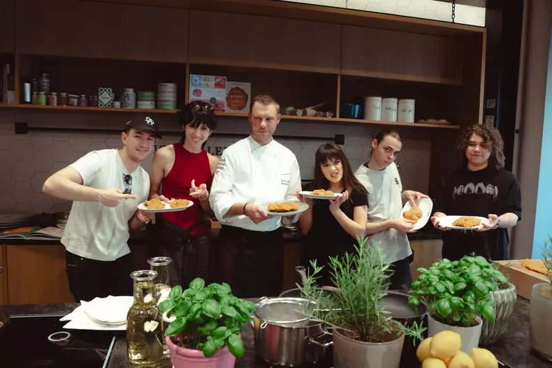 alexandra capitanescu si echipa ei au mers la un workshop de gatit snitele (4)
