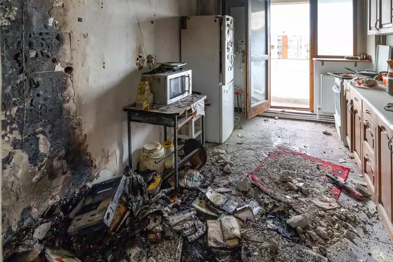 Cum arată apartamentul blocului din Galați devastat de căderea dronei rusești. Nicușor Dan a cerut să intre acolo (6)