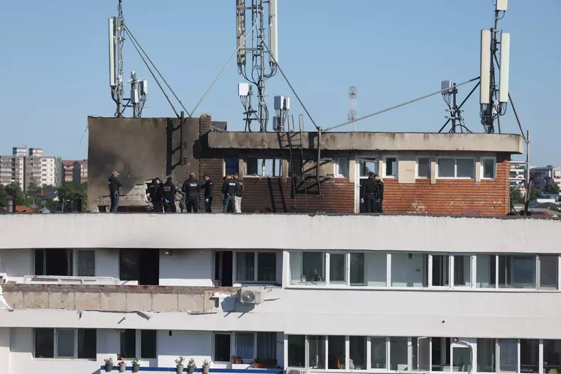 Politisti si anchetatori la blocul lovit de drona in Galati, 29 mai 2026. Inquam Photos : George Calin