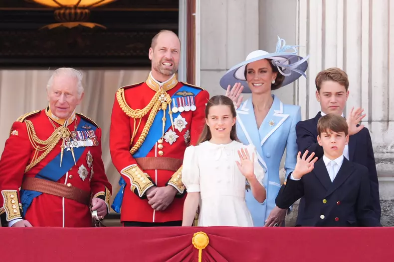 Trooping the Colour este o paradă ceremonială organizată pentru a marca ziua oficială de naștere a monarhului britanic.